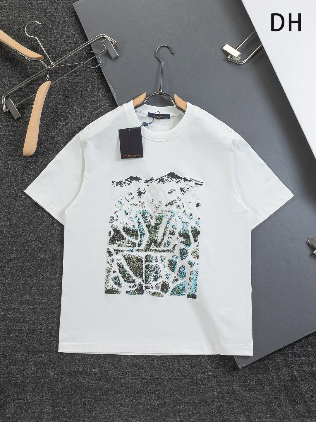 🅿️190 Louis Vuitton 1V LV lv slightly wide version S-XL LV 26ss new products are available at counters at the same time. Multiple craftsmanship Snow Mountain🏔️Ski⛷️Flocked Foam Print Ski⛷️ series T-shirts, the front foam print combines snow mountains, forests and abstract cracks, with the LV logo hidden, full of artistic sense. Round neck short-sleeved T-shirt, same style for men and women! Consigned to one-to-one creation. Synchronized with the official website, pure cotton fabrics at the counter! It is close to the skin and comfortable, durable and easy to wear. It has a classic and simple logo design and meticulous original craftsmanship. Short-sleeves, a must-have item for men, do not appear to be the same for the general public, but must be unique and eye-catching. This LV short-sleeve is all about quality, comfort, the same shape and fashion as always, including fabrics and cutting techniques. All of them have been made with great effort! 320 grams of washed pure cotton fabric, pure cotton is breathable, very refreshing and comfortable for daily wear. The rib knitting on the neckline is smooth and tight, and the neckline will not be skewed if you toss it at will. The loose version, you will find that it looks really good on the upper body. The overall is minimalist and neat, super versatile for daily use! Pair it casually with a pair of pants for a youthful look. A T-shirt will make your outfit crazy. It is a fashionable item that can never go wrong! Color: Black White Size: S-XL Size chart: S: Shoulder width 50-Bust 56-Length 70 M: Shoulder width 52-Bust 57-Length 72 L: Shoulder width 54-Bust 59-Length 74 XL: Shoulder width 56-Bust 62-Length 76